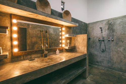 La salle de bains est pourvue d'un lavabo et d'un miroir. dans l'établissement Villananda, à Ambalangoda