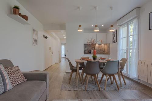 une cuisine et un salon avec une table et des chaises dans l'établissement Disneyland Paris Sweet dreams apartment BMYGUEST, à Serris