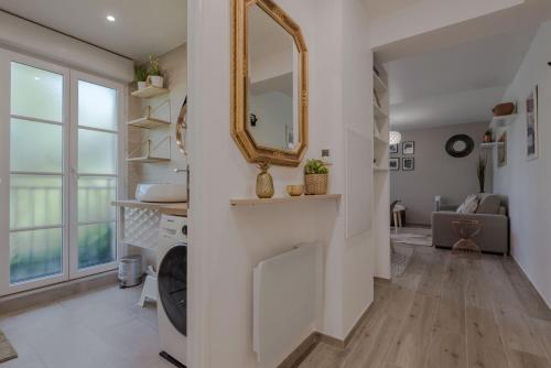 - un salon avec un miroir et une cheminée dans l'établissement Disneyland Paris Sweet dreams apartment BMYGUEST, à Serris