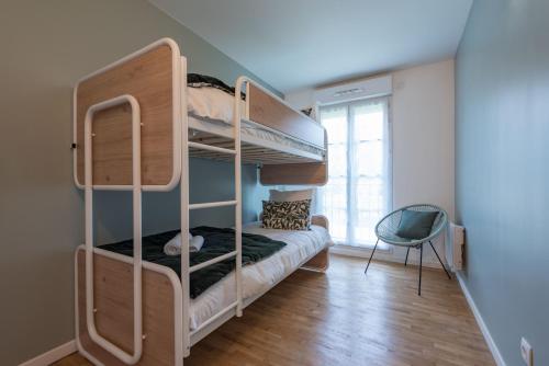 - une chambre avec 2 lits superposés et une chaise dans l'établissement Disneyland Paris Sweet dreams apartment BMYGUEST, à Serris