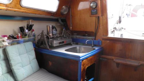 una cocina con fregadero y encimera en Velero Freja, en Arrecife