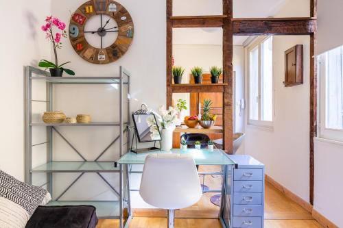 - un bureau dans une chambre avec une horloge murale dans l'établissement ☆ CHARMANT 2 PIECES, Calme & Lumineux - CENTRE VILLE ☆, à Strasbourg
