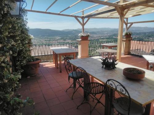 Un restaurante o sitio para comer en Dimora Garibaldi