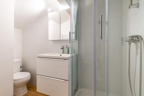 une salle de bain blanche avec toilettes et douche dans l'établissement Le Grand Bleu- Superbe Maison avec Terrasse vue sur Mer, à Marseille