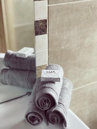a pile of towels sitting on a bath tub at Southern County Resort in Sheean