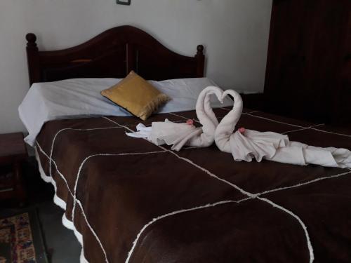 a bed with two swans made out of towels at Estancia Santa Leocadia in Bialet Massé