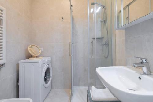 Ванная комната в JOIVY 1BR Apt in Isola with Stunning View to Bosco Verticale