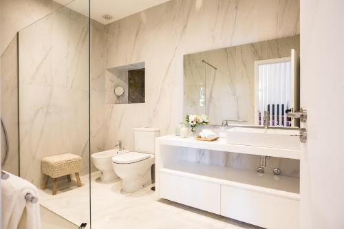 W łazience znajduje się umywalka, toaleta i prysznic. w obiekcie Lofts - Casa do Metro w mieście Póvoa de Varzim