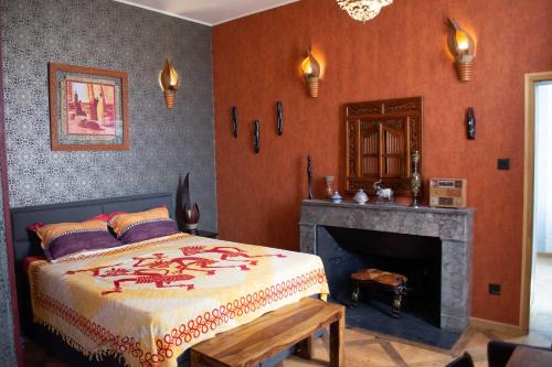 - une chambre avec un grand lit et une cheminée dans l'établissement Manoir Le Refuge, à Réchicourt-le-Château