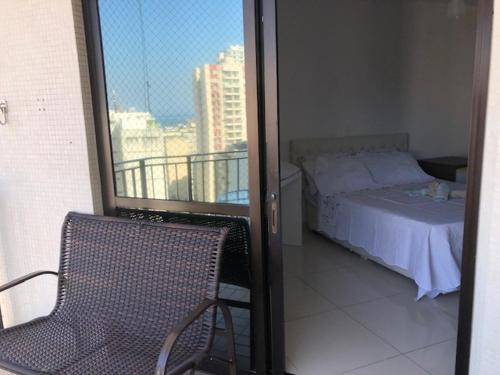 um quarto com uma cama, uma cadeira e uma varanda em Lindo Apartamento para Reveillon Copacabana com Vista Mar e Fogos no Rio de Janeiro
