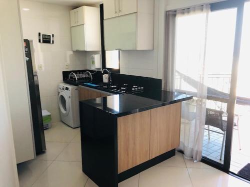A cozinha ou cozinha compacta de Lindo Apartamento para Reveillon Copacabana com Vista Mar e Fogos