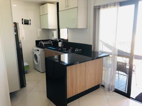 O bucătărie sau chicinetă la Lindo Apartamento para Reveillon Copacabana com Vista Mar e Fogos
