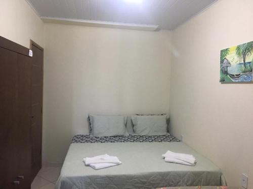 ein Schlafzimmer mit einem Bett mit zwei Handtüchern darauf in der Unterkunft Hospedaria Casa da Lia in Mucugê