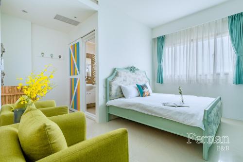 五結鄉的住宿－法藍旅店 宜蘭包棟首選，一间卧室配有一张床、一张沙发和一把椅子