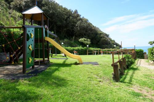 un parco giochi con scivolo in erba di Da Benedetto a Gaeta