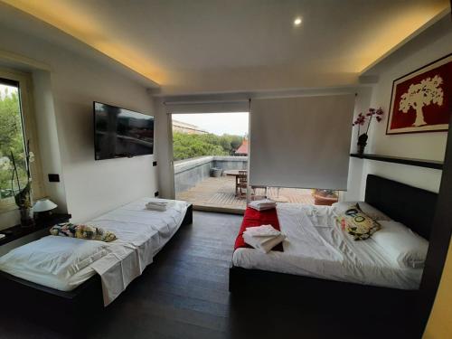 Cet appartement comprend une chambre avec deux lits et un balcon. dans l'établissement Place to Be&b, à Rome