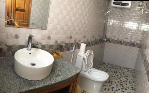 a bathroom with a sink and a toilet at Tam Coc Hello Homestay in Ninh Binh