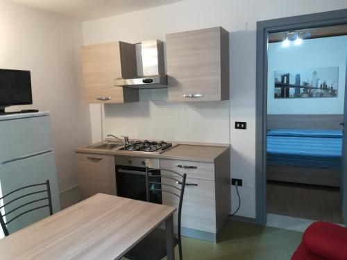 Una cocina o cocineta en bilocale piano terra centro storico