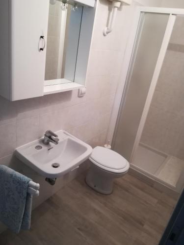 Un baño de bilocale piano terra centro storico