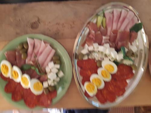 dos tazones de comida con huevos y carne sobre una mesa en Studio Zeka/Bunny en Arilje