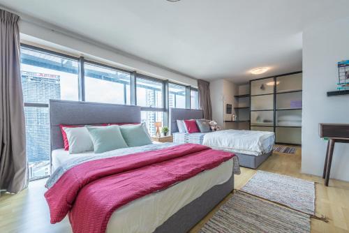 1 dormitorio con 2 camas y ventana grande en 6pax Duplex near IKEA/1Utama@SOHO1 Empire Damansara, en Petaling Jaya