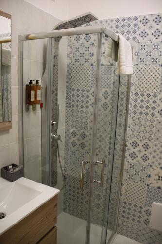 una doccia con porta in vetro in bagno di BLU SEA SORRENTO a Sorrento