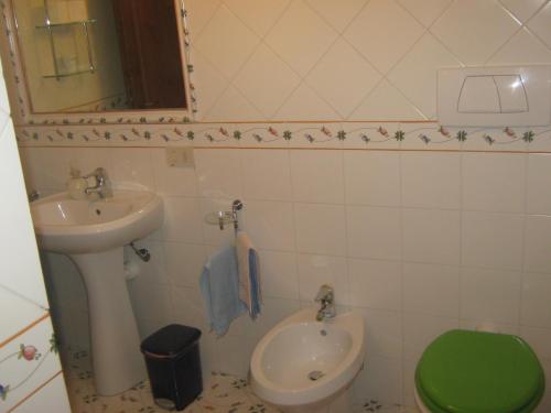 a small bathroom with a sink and a toilet at San Giorgio Villam in Orvieto