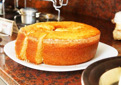 a bundt cake on a plate on a counter at Pousada Baobá e SPA in Olinda