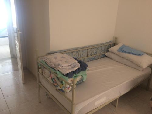 Cama pequeña en habitación pequeña con: en Málaga Habitación en Apartamento Carlos Haya, en Málaga