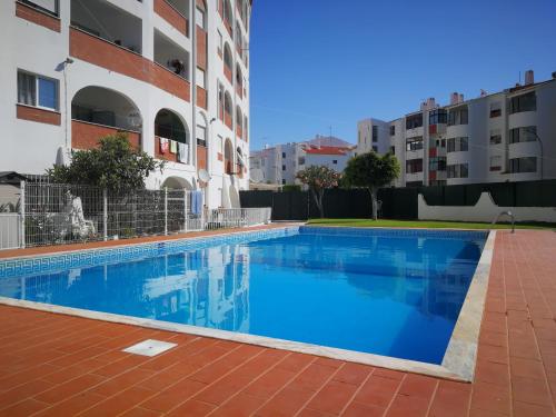 una piscina di fronte a un edificio di Vista Mar Apartamento ad Albufeira