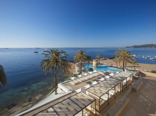 ein Luftblick auf ein Resort mit einem Pool und Palmen in der Unterkunft Hotel Torre del Mar - Ibiza in Playa d'en Bossa