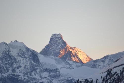a mountain covered in snow with the sun shining on it at Petit Appart de Charme Eau chaude solaire Rénovation 2021 Wifi disponible Belvedere 5 in Saint-Luc