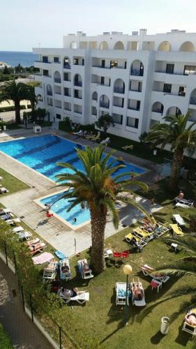 an overhead view of a swimming pool with a hotel at Algarve/Sra da Rocha in Porches