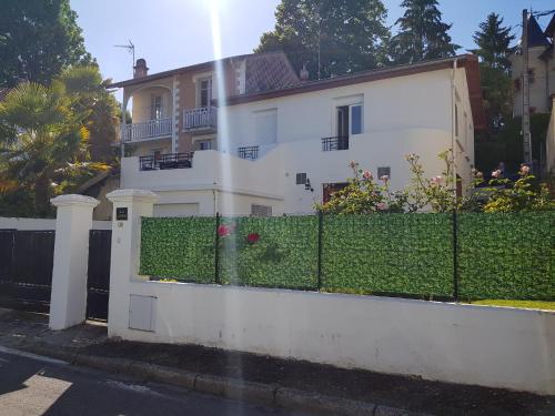 Photo de la galerie de l'établissement Studio 35m2 terrasse et jardin quartier calme au centre ville de Lourdes, à Lourdes