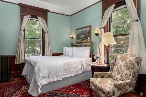 Postel nebo postele na pokoji v ubytování Cedar Crest Inn