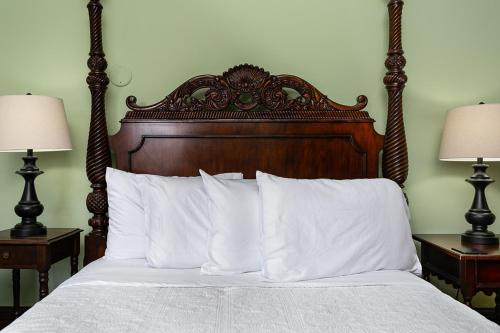 Postel nebo postele na pokoji v ubytování Cedar Crest Inn