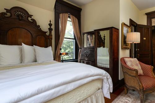 Postel nebo postele na pokoji v ubytování Cedar Crest Inn