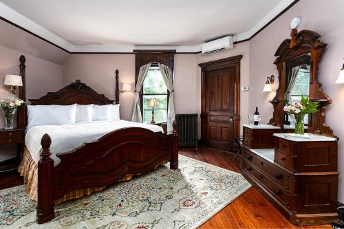 Postel nebo postele na pokoji v ubytování Cedar Crest Inn