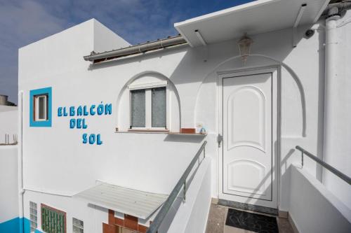 un edificio blanco con una puerta lateral en El Balcón del Sol, en Arucas
