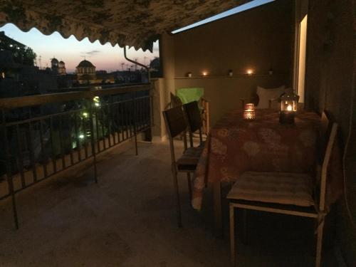 um quarto com uma mesa e cadeiras numa varanda em Konba luxury mini apartment em Tessalônica