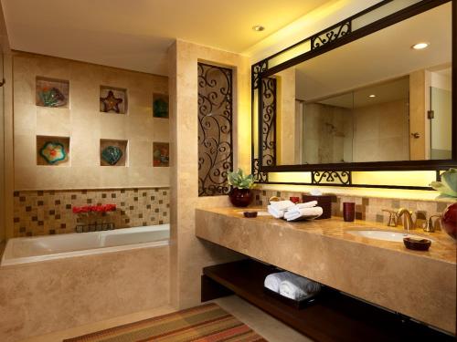 A bathroom at Grand Solmar Land's End Resort & Spa