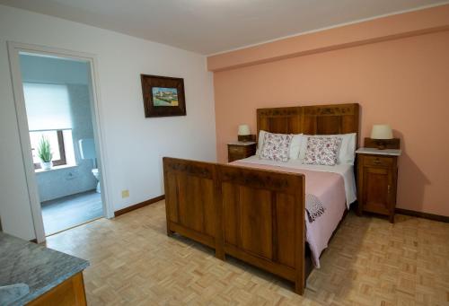 sypialnia z łóżkiem z drewnianym zagłówkiem w obiekcie fragole e menta w mieście Attimis