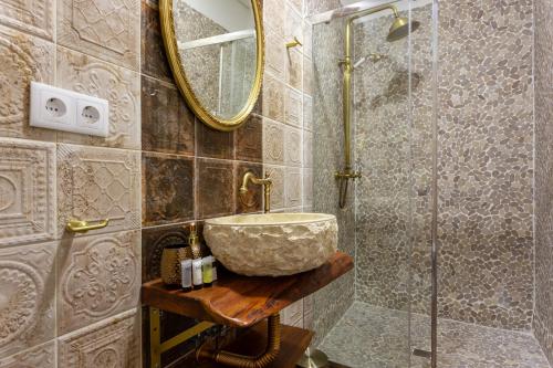uma casa de banho com um lavatório e um chuveiro em CASA DO SOL by Ammonite&Co em Olhão