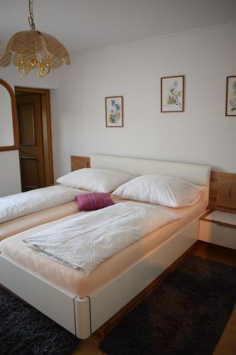 Кровать или кровати в номере Gasthof Pension Bürger