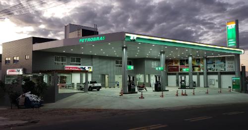 una gasolinera con un camión aparcado delante en Flats Grangeiro en Crato