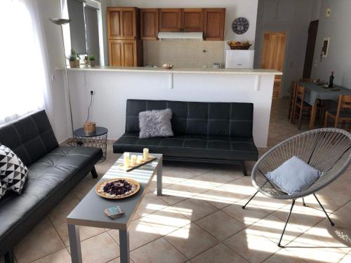 een woonkamer met een bank en een tafel bij Casa Dama in Rhodos-stad