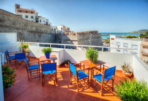 eine Terrasse mit Tischen und Stühlen auf dem Balkon in der Unterkunft Hotel Boutique Barra Alta (Adults Only) in Peñíscola