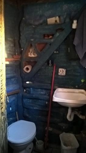 un baño con inodoro y lavabo en manik, en La Pedrera