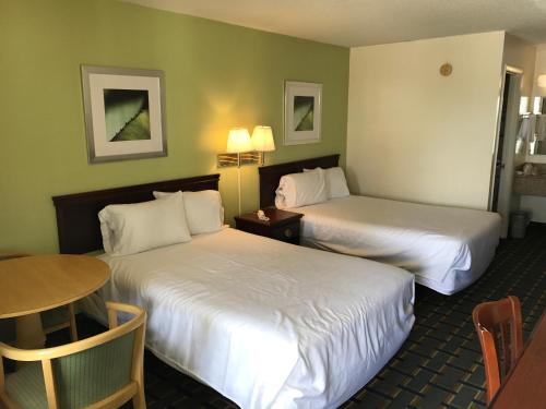 Cama o camas de una habitación en Scottish Inns Augusta