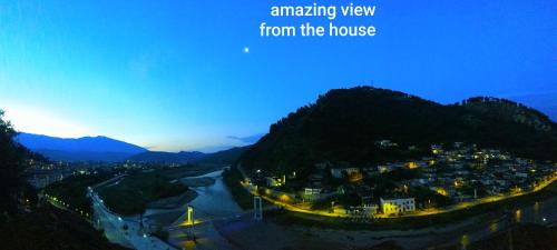 - une vue imprenable depuis la maison d'une rivière dans l'établissement Guest House Panorama, à Berat